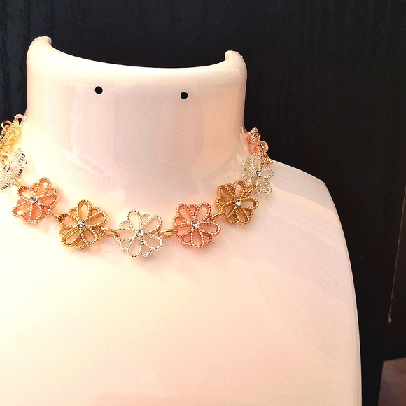 💥SALE💥Laura Conrad NWT, Flower Rhinestone Bracelet - Picture 6 of 6